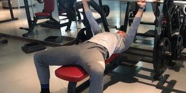杠铃卧推视频,打造健壮胸肌的必备动作